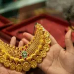 Gold prices drop amid rising platinum rates