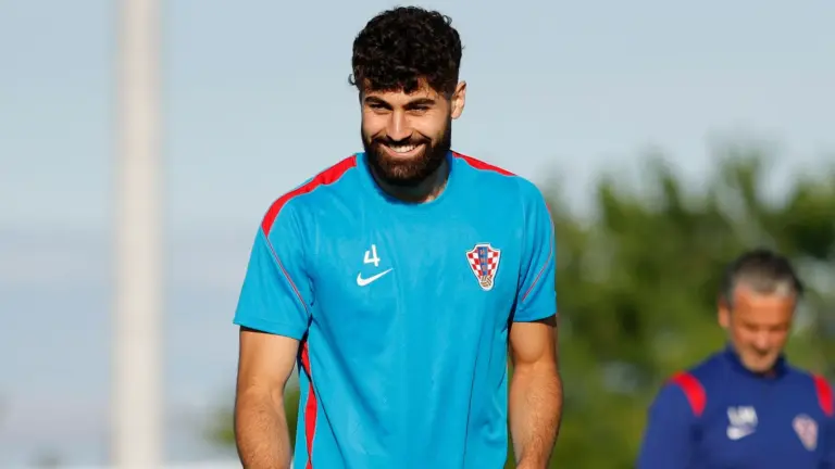 Gvardiol pens new deal - Manchester City FC