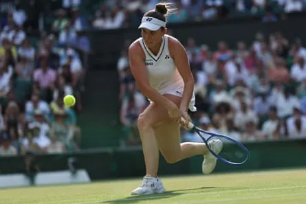 Linda Noskova plays a forehand